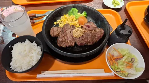 鉄板の肉と彩り野菜の響き