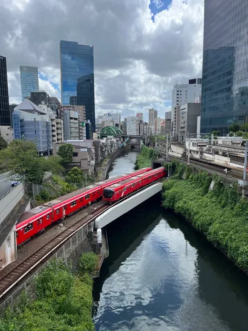 都会と水辺、赤い列車