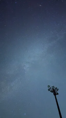 夜空に灯る静かな星影