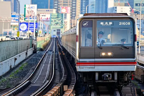 都会を駆ける、列車と二人の運転士