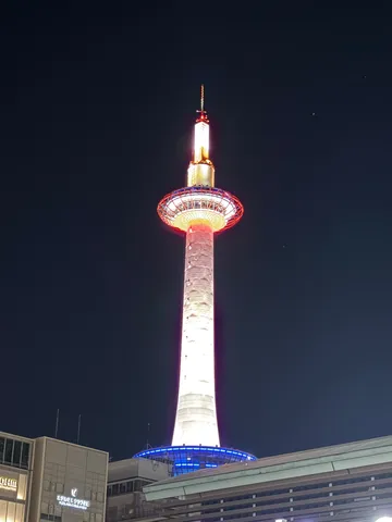 夜空に光るタワーのシルエット