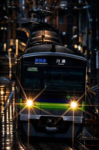 雨上がりの夜、光る電車の軌跡