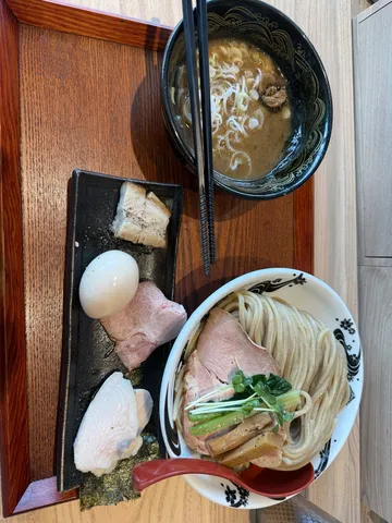 一杯のラーメンと、添えられた贅沢。