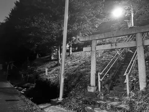 深夜の鳥居と階段、静寂の誘い