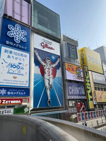 ネオン街を駆ける看板