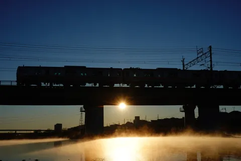 朝霧を駆ける、橋上の列車
