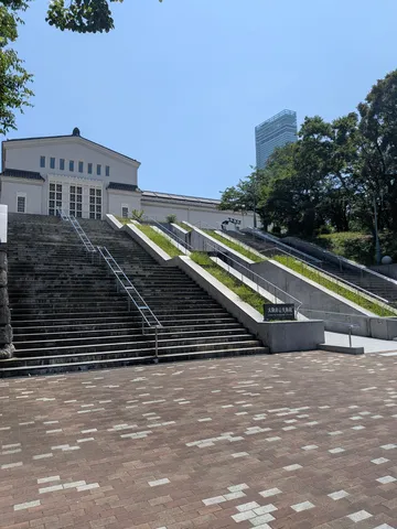 階段と光の静かな入口