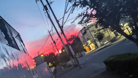 夕暮れの街角に染まる光