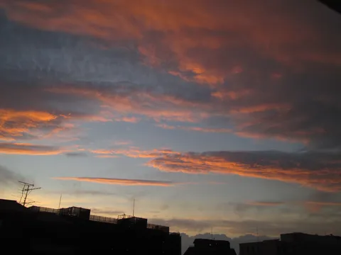 空が燃える、都会の夕暮れ