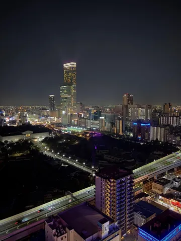 真夜中の都市、光る摩天楼