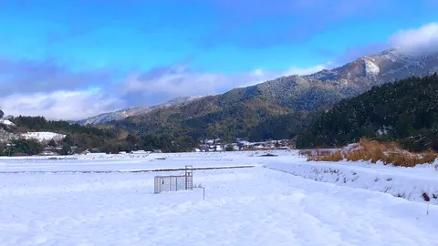静寂の雪景色、山並みに包まれて