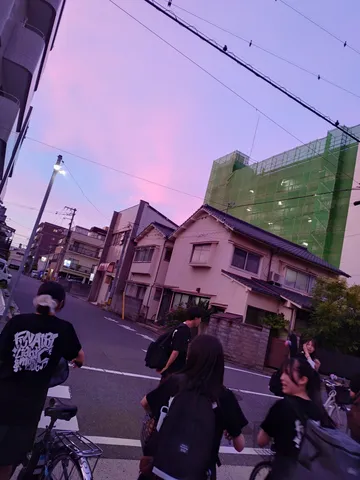 夕景に染まる路地の気配