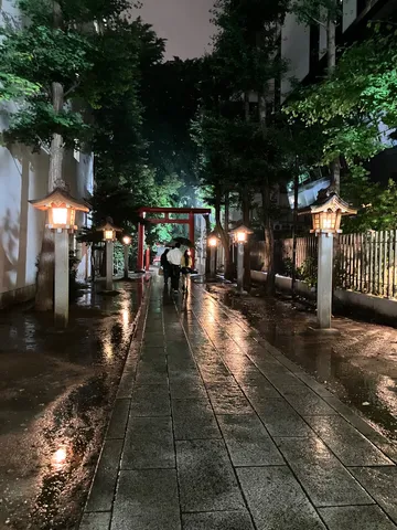 雨上がりの鳥居路が灯る