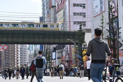 賑わう街と空を行く列車