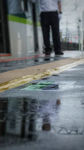 雨粒が踊る、駅の静寂