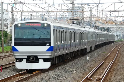新旧の鉄路が交差する風景