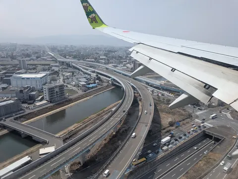 空から見た都会の複雑な交差点