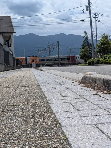 路地から見た山と列車
