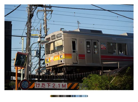 夕暮れの線路を走る列車