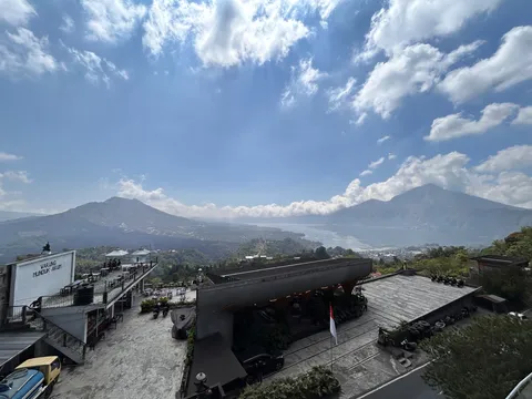 雲間の湖と山影の静寂