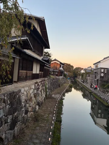 夕暮れの水路と木造町並み