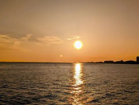 夕陽と水面の静寂