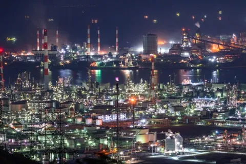 夜景に浮かぶ工業地帯の光