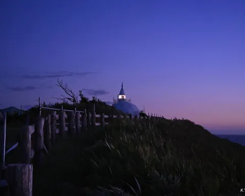藍色の海辺と灯りの塔