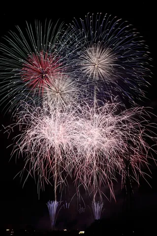 夜空を彩る花火の宴