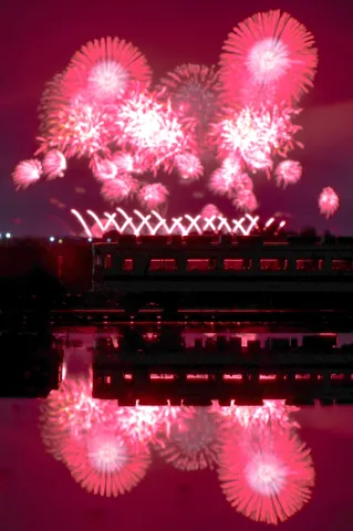 夜空を染める花火の波
