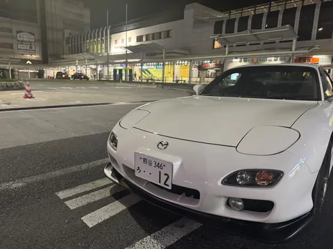 夜の駅前、相棒とのひととき