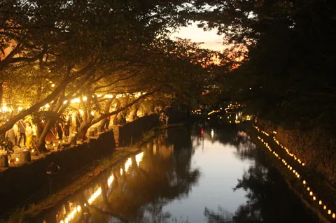 灯籠と水辺の夜景