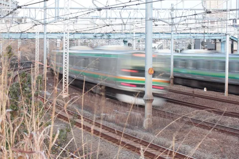 流れる景色と電車の静かな時間