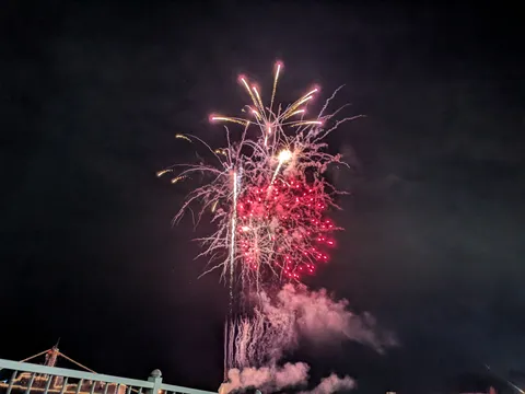 夜空に弾ける光と色彩