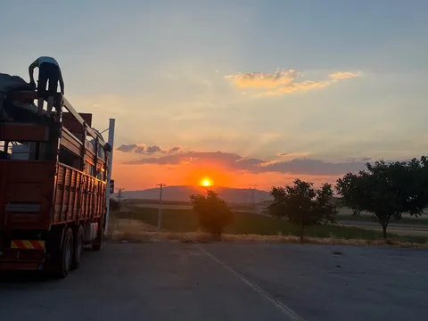 夕暮れのトラックと空