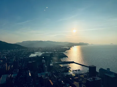 光満ちる海と都会の景色