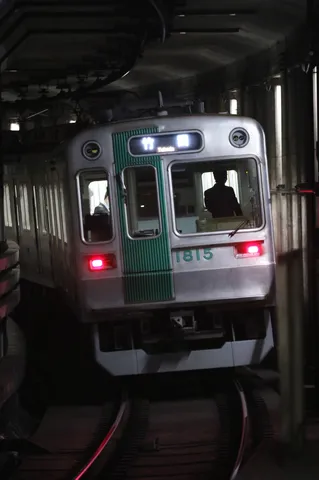 トンネルを抜ける銀色の列車