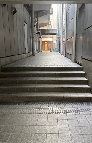 都市の階段、光の案内