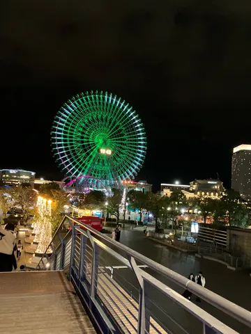 夜空に映える緑の観覧車