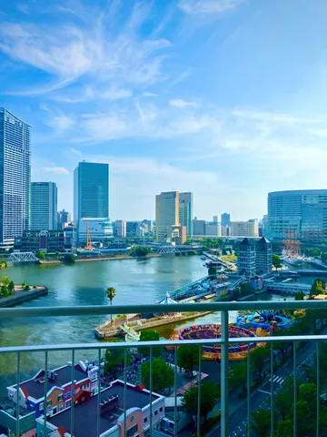 水辺に広がる都市の賑わい