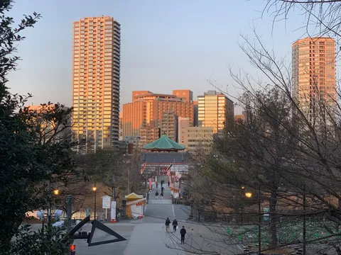 夕陽に輝くビルと古刹のコントラスト