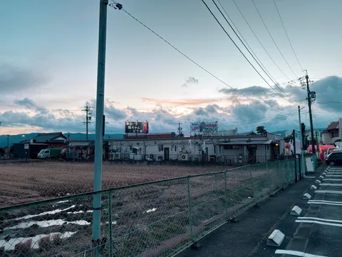 朝焼けと電線の街角