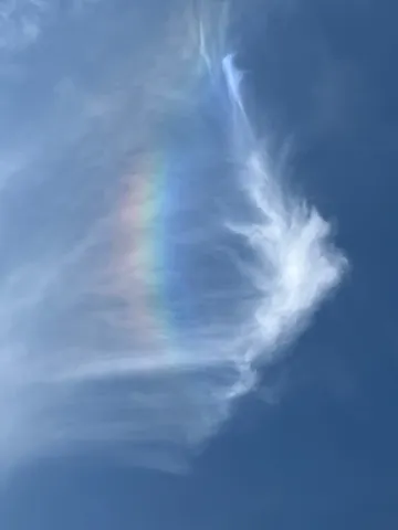 天上の虹、雲間に揺れる光