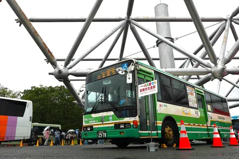 バスまつりの高揚感と雨の情景