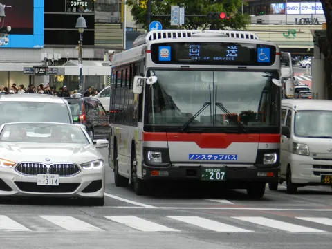 非日常へと誘う、バスの灯り