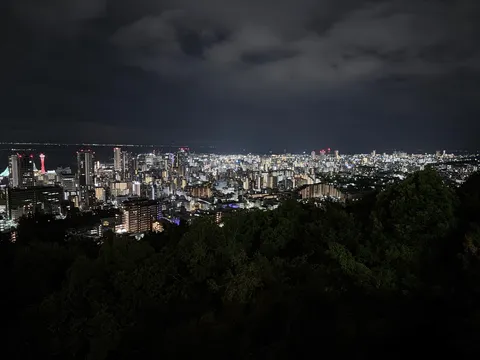 夜景の海辺に灯る境界線
