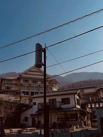青空と路の静かな影