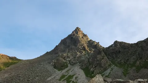 岩峰の朝に光が差す