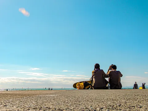 広がる空と海を臨んで