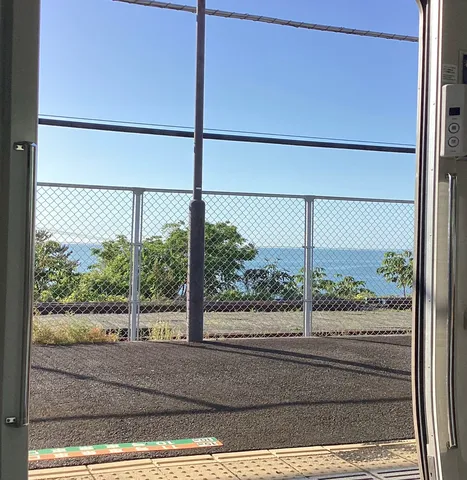 海辺の駅、青い空と線路